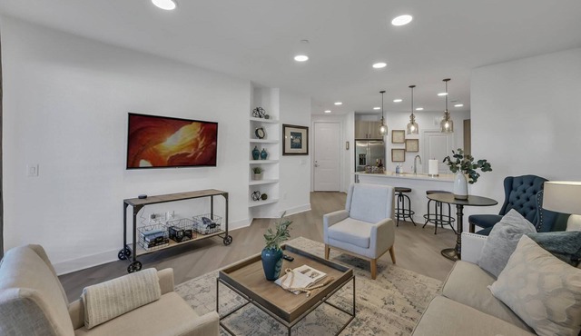 Luxury Apt, King Bed, Parking, Community Pool, Fitness Center, Outdoor Amenities
