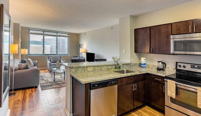Luxury Apt Near Train Station