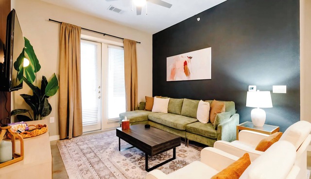 Luxury Apt Steps Away From Shopping & Dining, FREE Parking