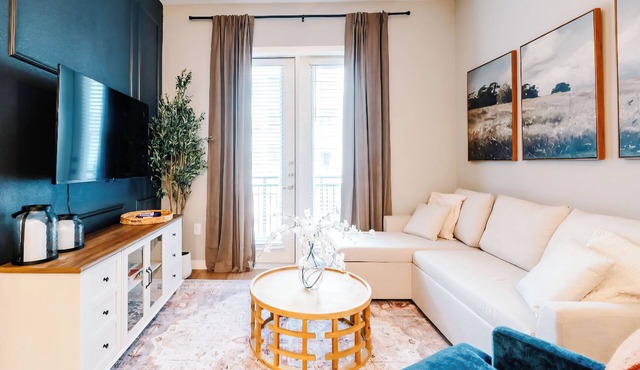 Luxury Apt Steps from Shopping & Dining, Free Parking, Resort Style Pool, Gym