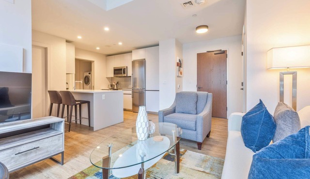 Luxury Apt Steps to Shops and Restaurants