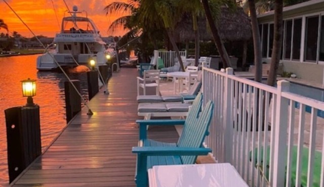 Luxury Apt Villa 2bed/2bath just 1 block from the beach with pool & jucuzi