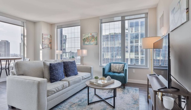 Luxury Apt with Balcony In Seaport