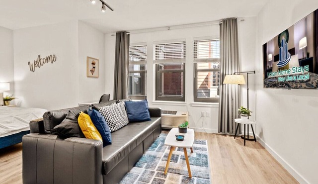 Luxury Apt with Pool and Free Parking