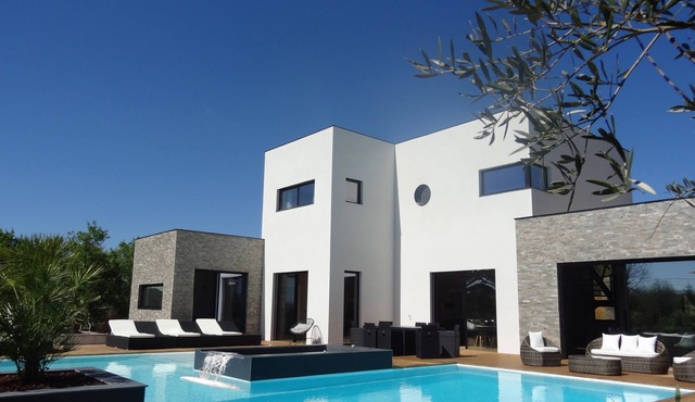 LUXURY ARCHITECT VILLA quiet with large swimming pool SOUTH