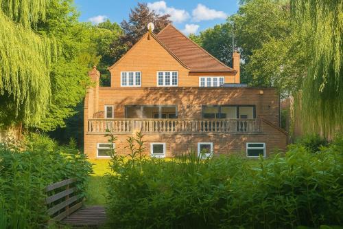 Luxury Ascot Spa Retreat Private Indoor Heated Pool, Wellness Spa & Gardens