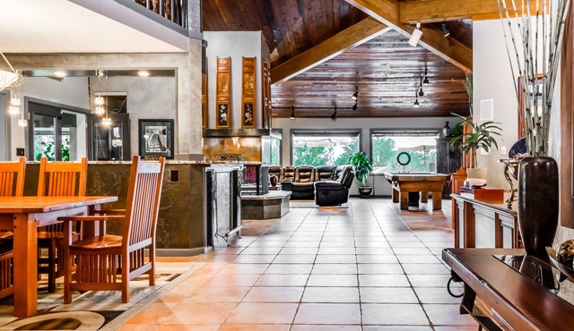 Luxury At Its Best With Beautiful Pikes Peak Views