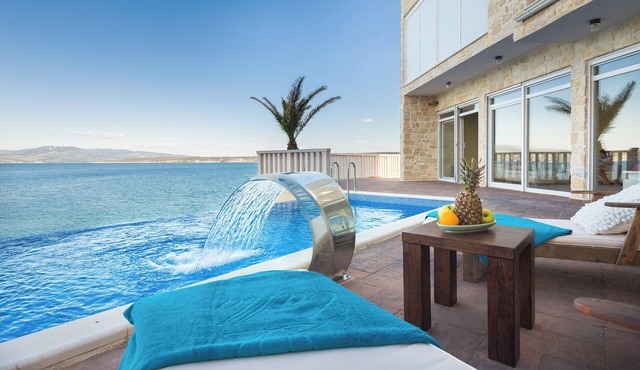 Luxury at Villa Cama - Your dream vacation Rental!