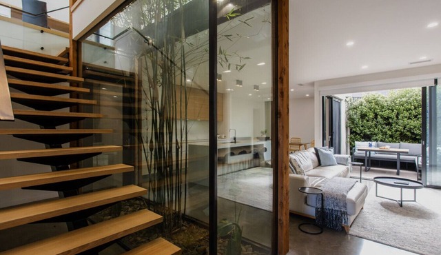 Luxury Avenue Retreat- Sleeping 8, Fireplace, Aircon, Garage