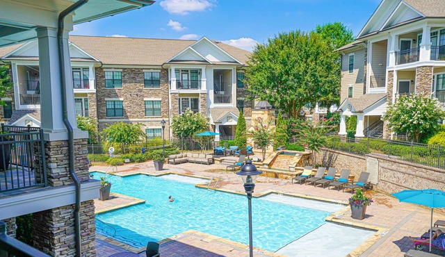 Luxury away from the noise by the pool