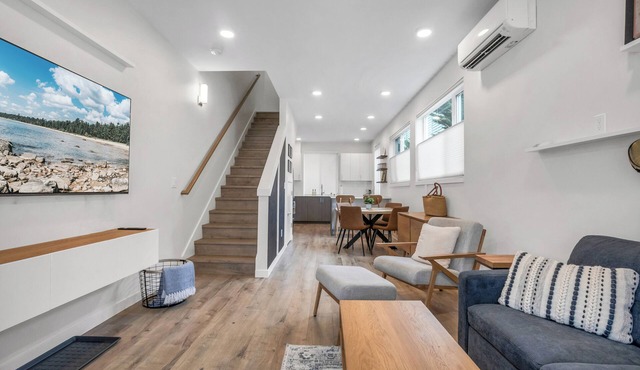 Luxury Ballard Townhome with Parking/Roofdeck