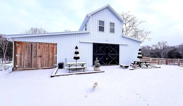 Luxury Barn Apartment: A Unique Equestrian Escape!