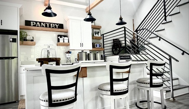 LUXURY Barn Chalet. 2 bedrooms, firepit, BBQ, loft, trails, ponds, park