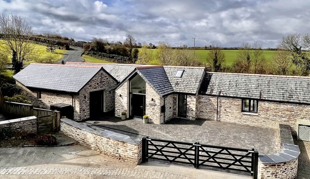 Luxury barn conversion near Padstow - stunning ocean views, garden and hot tub