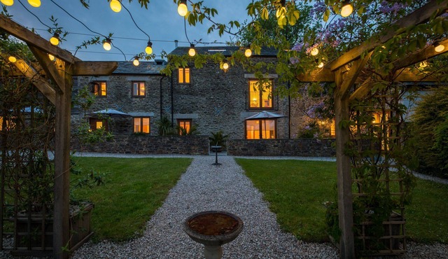 Luxury Barn Conversion, hot tub & EV charger - An ideal family and friends getaway