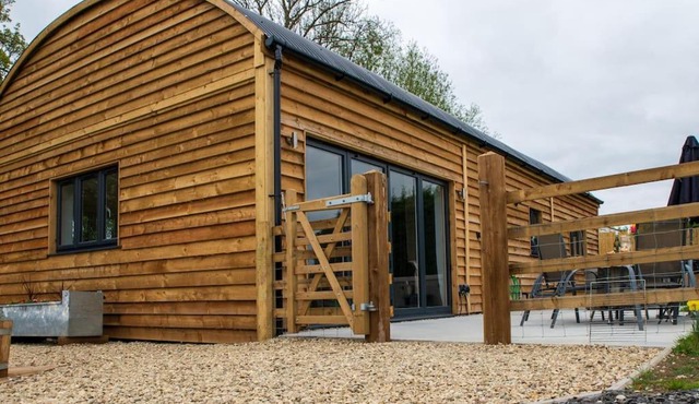 Luxury Barn Conversion with Hot Tub- 'Blackbird'