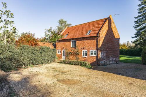 Luxury barn Retreat - sleeps 2-4, quiet location with parking