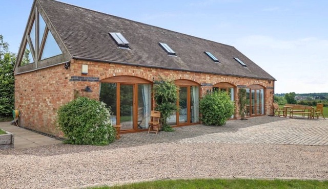 Luxury barn / stables (sleeps 10) with hot tub