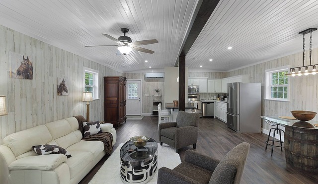 Luxury Barn Apartment in charming Howey-in-the-Hills - Best of Both Worlds!