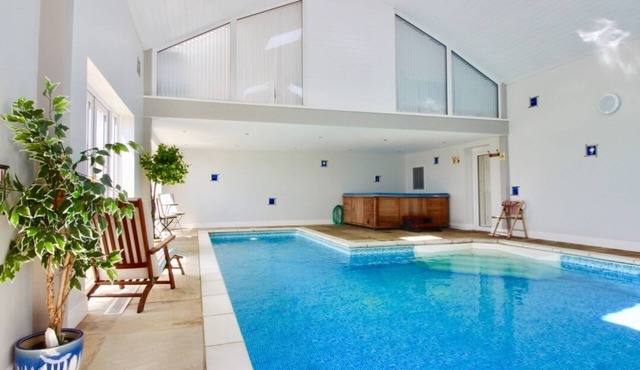 Luxury barn with privateheated indoor pool & hot tub close to Durham City