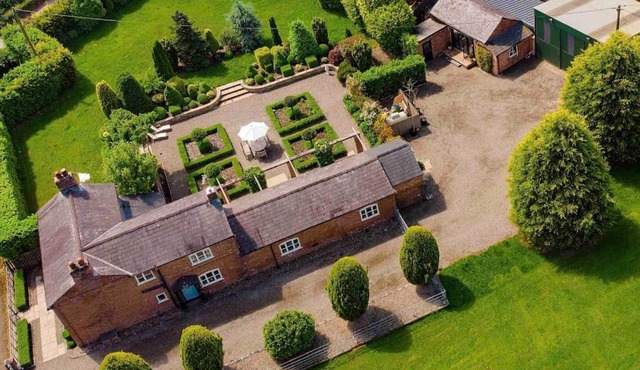 Luxury Barn with Hot Tub, Spa Treatments, Private Dining