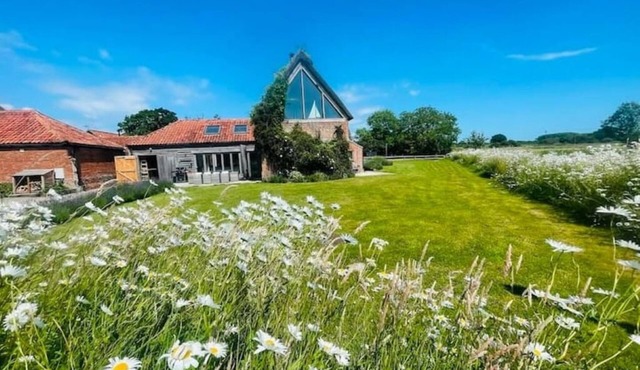 Luxury Barn with Pool Table & Stunning Views 9 miles from Southwold Pet friendly