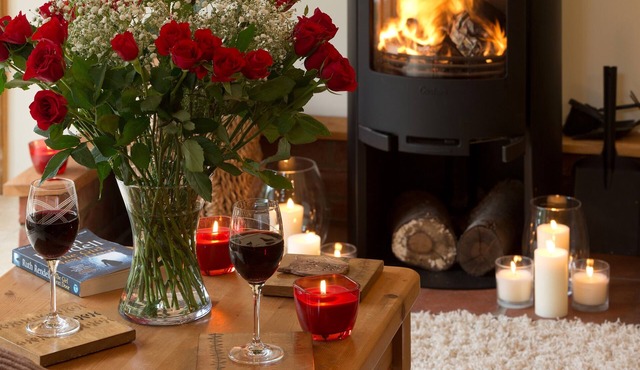 Luxury barn with private hot tub, sauna, pizza oven, dog friendly.