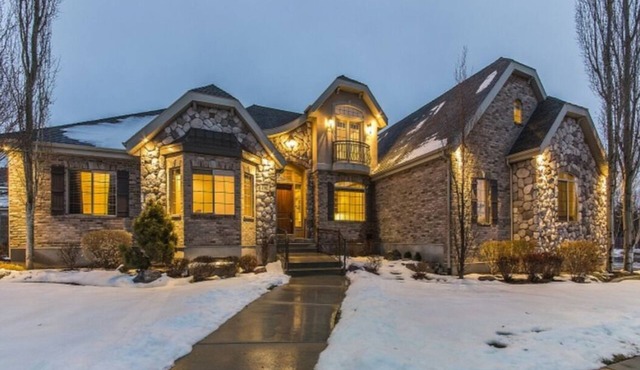 Luxury Basement Full Apartment with Private Entrance