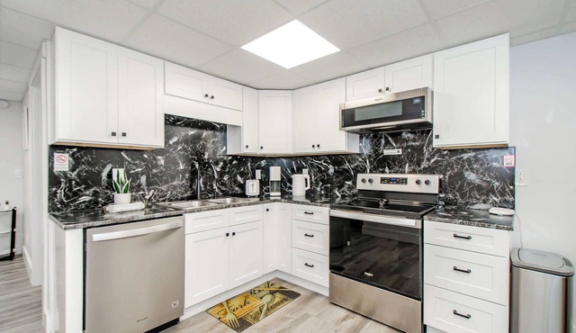 Luxury Basement Suite Sleeps 5