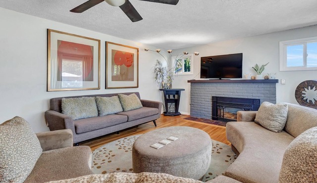 Luxury Bath-HUGE Bckyrd-15 Min To Dwntwn-Pet & Fam Friendly-5-Star Beds-EcoClean