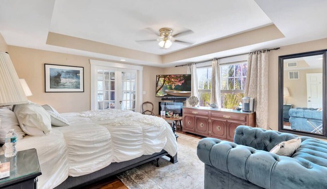 Luxury Bay Room at ONE Inn, steps to Downtown St. Pete: Ideal for all guests