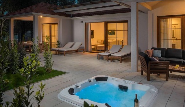 Luxury Bay Villa with private hot tub by Interhome