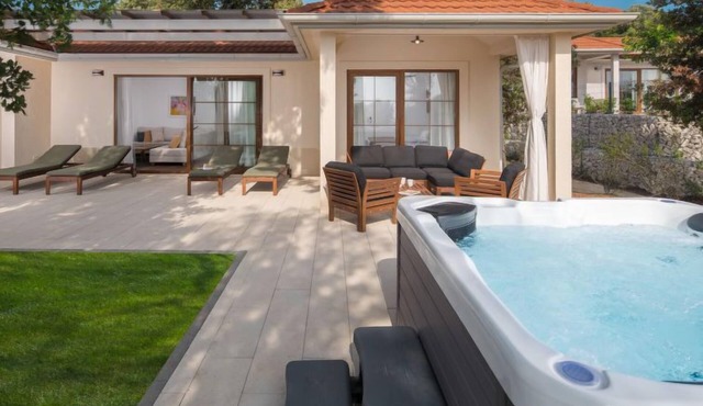 Luxury Bay Villa with private hot tub by Interhome