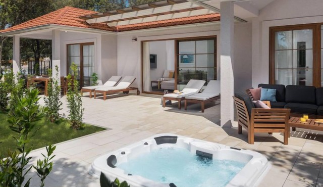 Luxury Bay Villa with private hot tub by Interhome