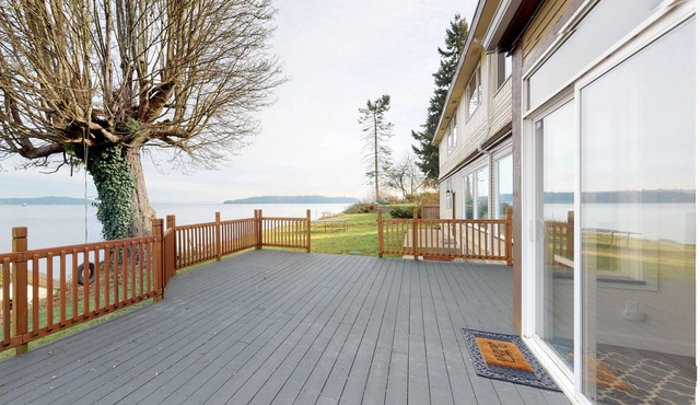 Luxury bayfront home with beach access, deck & gas fireplace - great for events