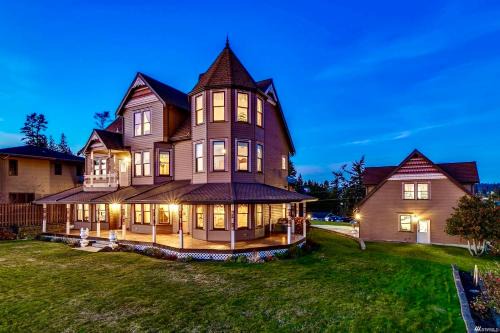 Luxury Bayfront Oasis with Private Beach Access, Near Tulalip Casino and Outlets!