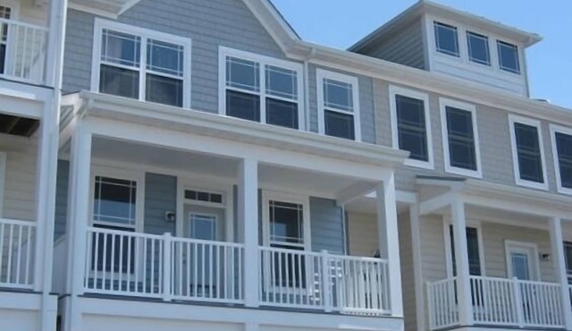 LUXURY BAYHOUSE WITH PRIVATE DECKS IN SEMI-PRIVATE COMMUNITY