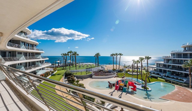 Luxury Beachfront apt Infinity View. Seaview, Heated pool, 3 Jacuzzis & Gym