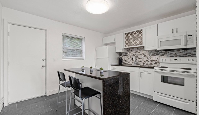 Luxury Beach Condo Getaway with fast Wifi