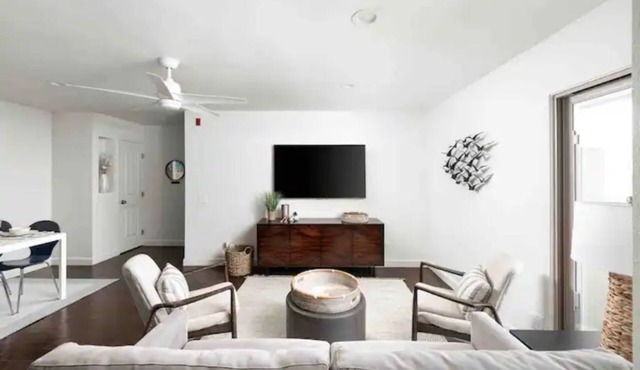Luxury Beach Condo: hot tub, AC, long term stays