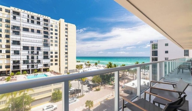 Luxury Beach Escape 160 Ft to Beach. 1BR partial ocean view