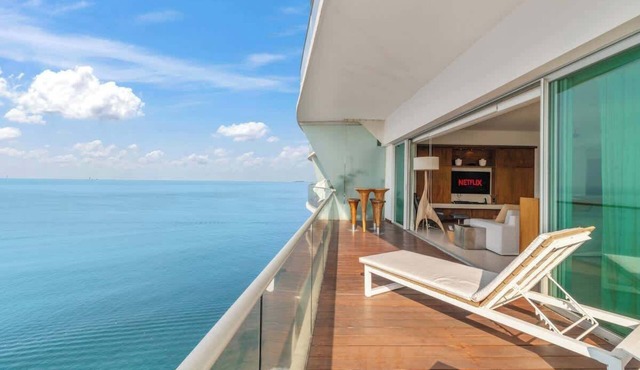 Luxury Beach Front Condo 21st Floor Views