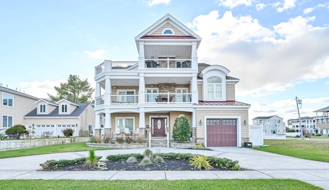 Luxury Beach Front Estate With Pool & Hot Tub Sleeps 16