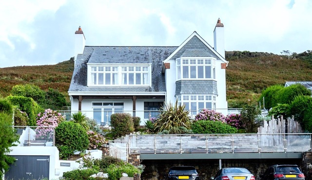 Luxury beach-front House with fantastic sea views in Woolacombe with parking