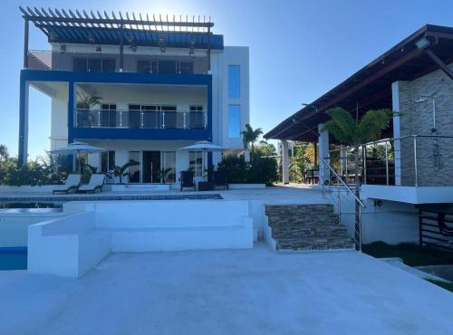 Luxury Beach Front Villa with Private pool and stunning Ocean View!