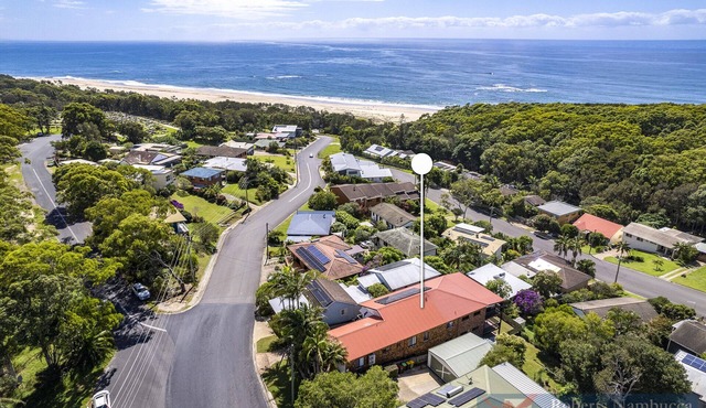 Luxury Beach House - secluded area of Nambucca, 5 minute walk to the beach