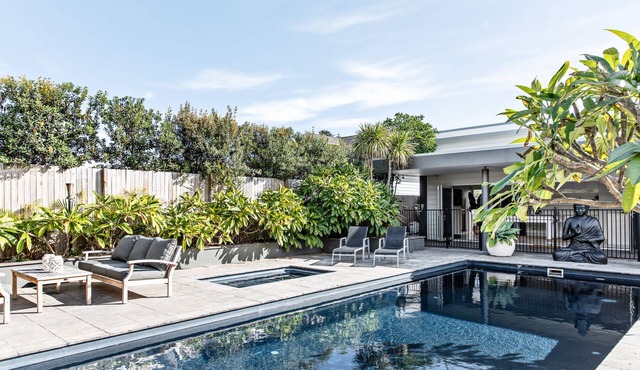 Luxury beach house, heated pool, spa, ocean views, cubby, billiards Gerringong