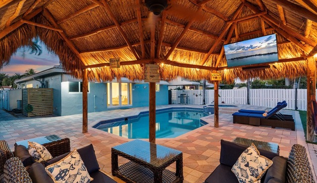 Luxury Beach House w/Pool, BBQ, 10 minutes to Beach