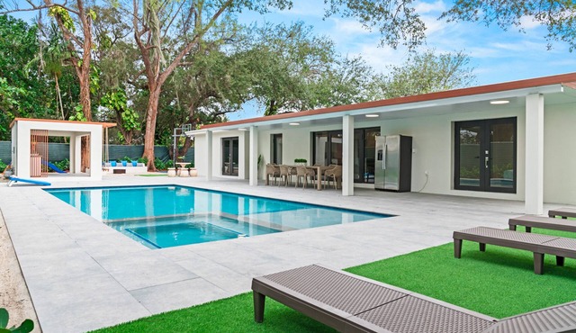 Luxury Beach Villa w/Heated Pool, Jacuzzi, BBQ, Courts, Pickleball & Game Room