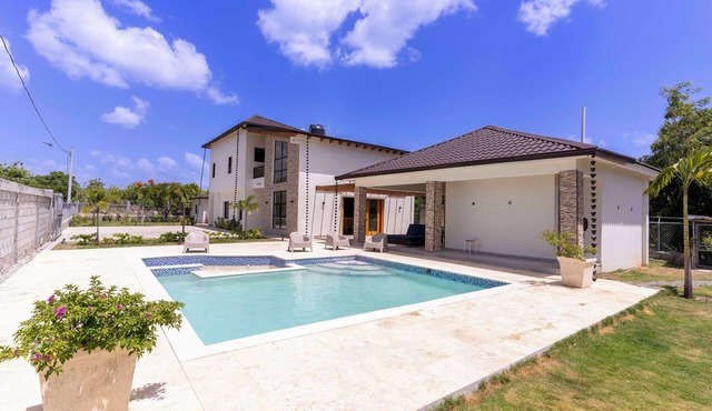 Luxury Beach Villa with Private Pool, Jacuzzi, Beach Club, WiFi, AC and BBQ